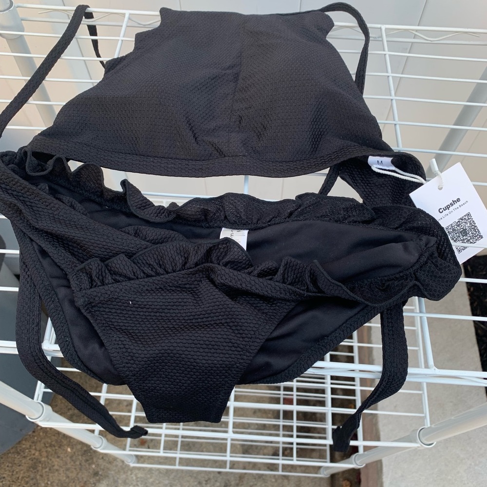 BNWT 2PC SCALLOPED HALTERED BIKINI SUPER CUTE 🥊🖤